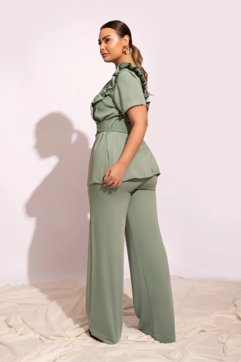 Conjunto Trapézio: Blusa com Babados Frontais e Calça Reta na internet