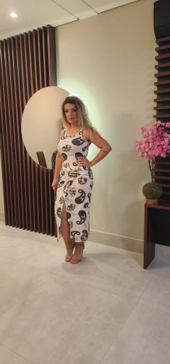 Vestido Fivela e Fenda Frontal Bela Fundo Bege - loja online
