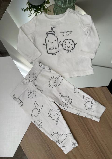 Pijaminha leitinho e nuvens branco- Carter´s -6 meses