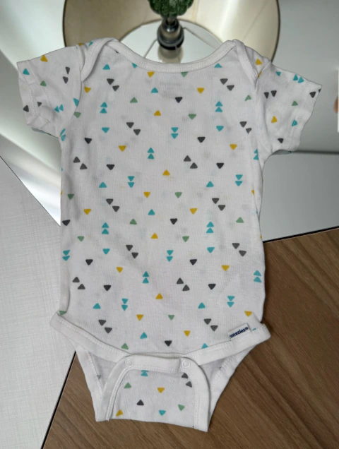 Body manga curta branco triangulos Gerber- 0-3 meses