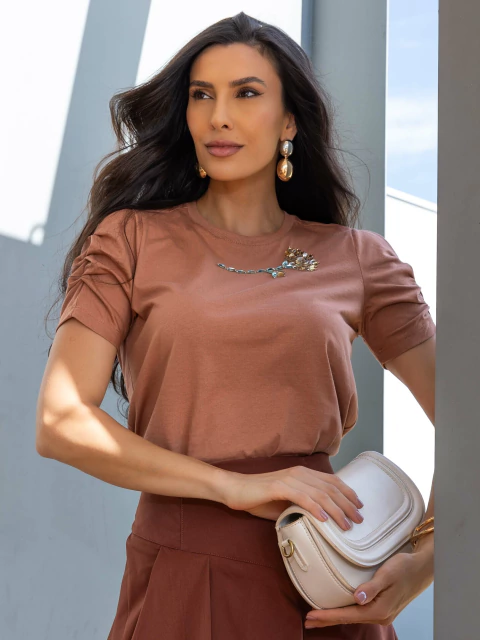 T-SHIRT MALHA BORDADO FLORAL - comprar online