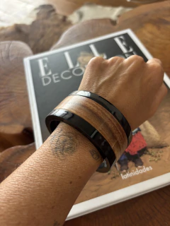 Bracelete Madeira Natural e Resina Preta - Largo - comprar online