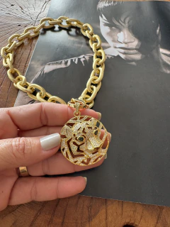 Colar Elos Fecho Tigre Cravejado Strass - Dourado
