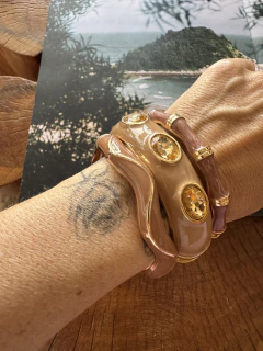Bracelete Ondas Esmaltado Capuccino Fechamento Algema - Fino na internet
