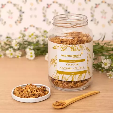Granola Mamamais Coco com Castanha-do-Pará em pote de vidro de 250g.