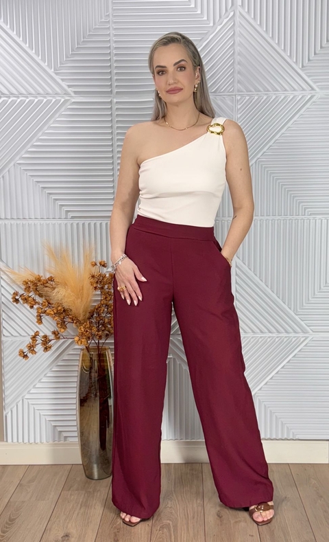 Calça Pantalona Alfaiataria – Leveza com personalidade!
Com bolsos funcionais e elástico na cintura, essa pantalona oferece conforto sem abrir mão do estilo.
O tecido de alfaiataria marrant garante caimento impecável, estrutura delicada e aquele toque de 