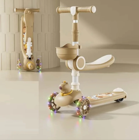 Scooter infantil con asiento y luces capibara