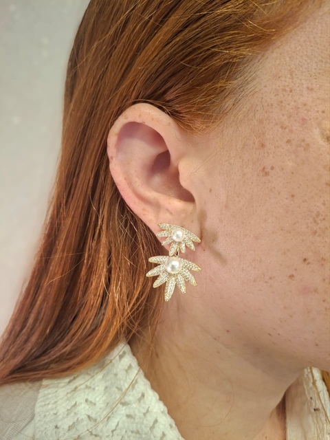 Brinco 2 em 1 banhado a ouro com pérola e microzircônias usado em orelha feminina