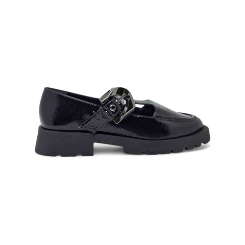 Mocassim Mary Jane Maithë em verniz preto com fivela metálica e sola tratorada