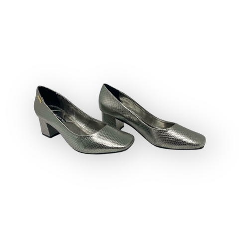 Scarpin feminino Dumond em couro metalizado prata com textura de escamas e salto bloco de 5cm tamanho 35