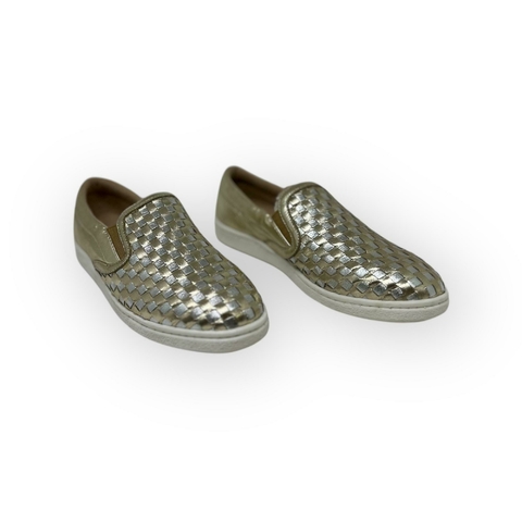 Um par de tênis femininos Dumond Slip On em couro trançado, com acabamento metalizado em ouro e prata.