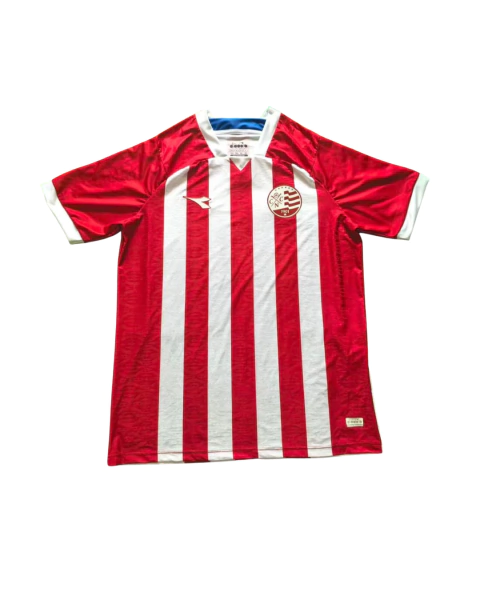 Camisa masculina do Náutico 25/26 diadora vermelha com listras verticais brancas e detalhes brancos nas mangas