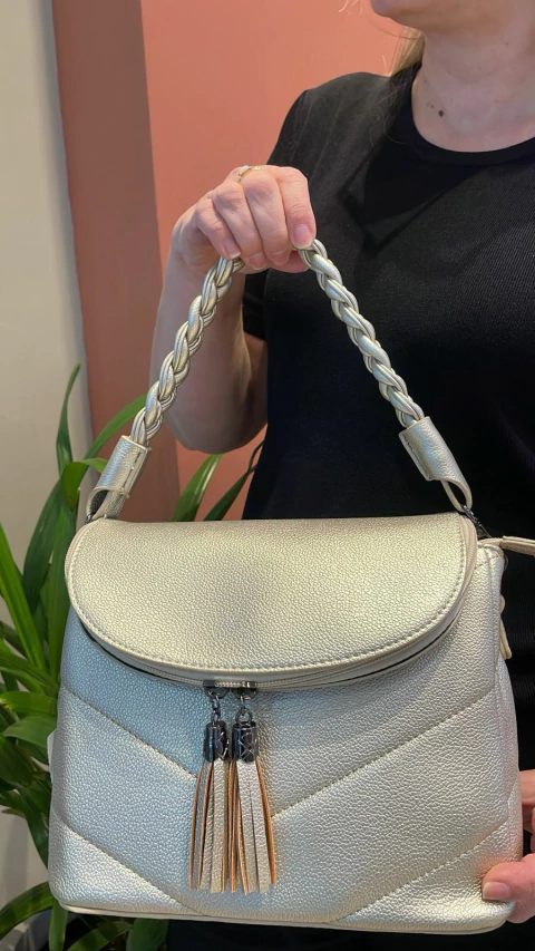 Bolsa Thalita – Bolsa Baguete Média com Toque Contemporâneo