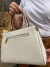 Bolsa Alba Média – Design Estruturado Off-White e Caramelo - comprar online