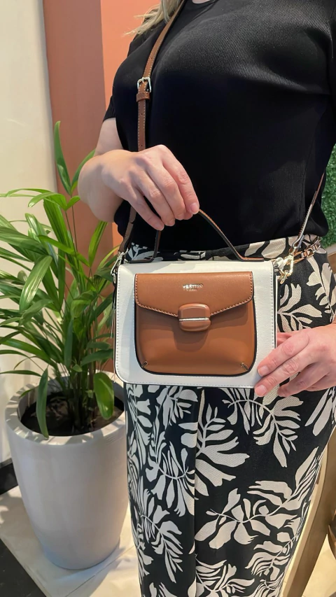 Bolsa Kiara – Compacta, Estruturada e Perfeita para Ocasiões Sociais