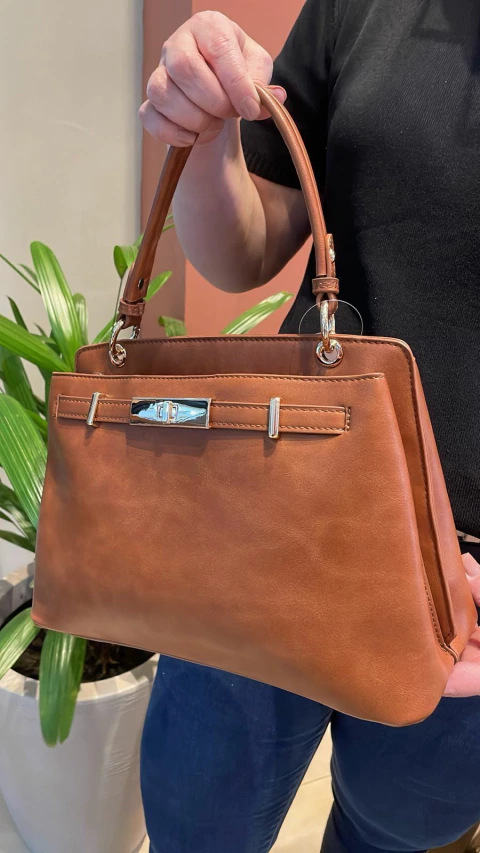 Bolsa Rosa – Elegância e Organização em Tamanho Médio