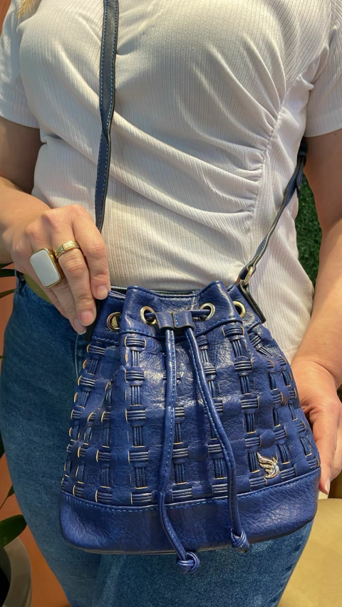 Bolsa Luana – Sofisticação Compacta com Charme de Saquinho