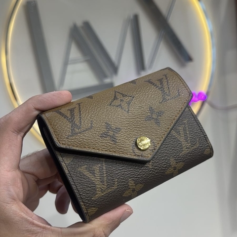 Louis Vuitton - Carteira Sarah Wallet Reverse Monogram Canvas - comprar online
