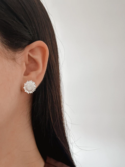 brinco girassol com pedra cravejada no meio - comprar online