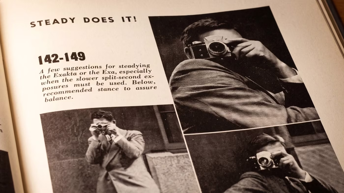 Fotógrafo segurando uma câmera analógica