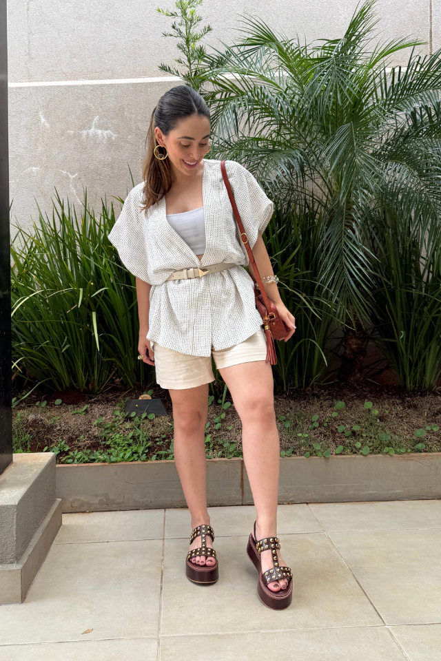 Look com sand&aacute;lia flatform de couro marrom e shorts de linho ETC. shoes