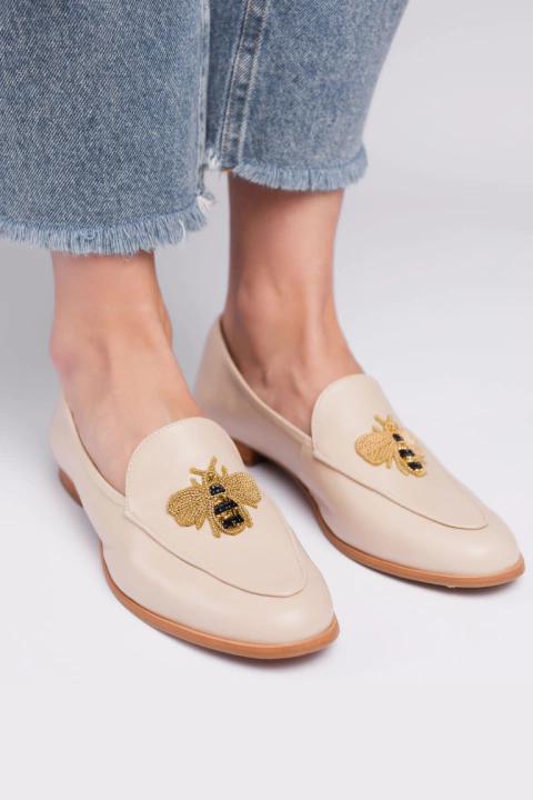 Mocassim Maria Isabel - couro off white com abelha bordada - comprar online