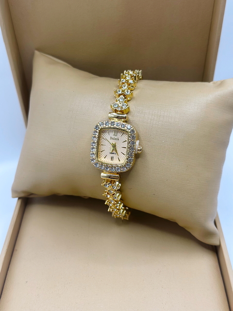 Relógio Quadrado Com Pulseira De Trevo Cravejada - comprar online
