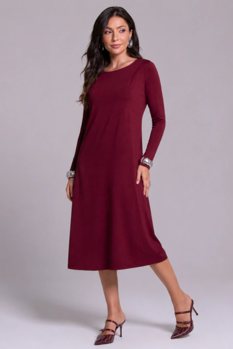 Mulher usando vestido midi vinho de manga longa com decote canoa e modelagem evasê