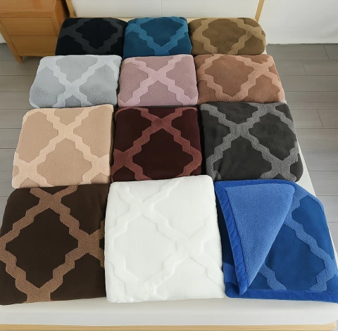 Frazada bordada con corderito al tono y triple costura 2 ½: EN OFERTA - comprar online