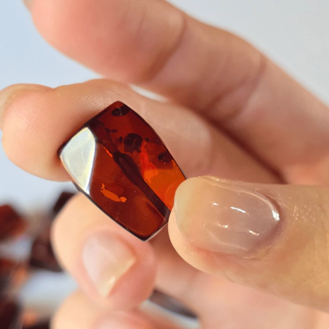 Cuenta pasante rectangular ámbar natural