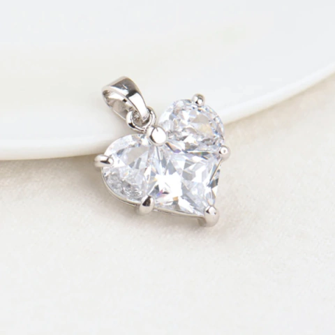 Dije de corazón bañado en platino con circón transparente