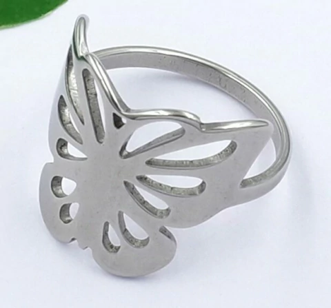 Anillo plateado mariposa (talle 6)