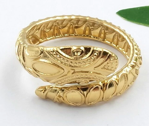 Anillo dorado serpiente con textura