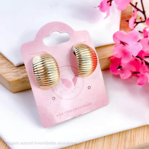 BRINCO FOLHEADO A OURO TEXTURIZADO