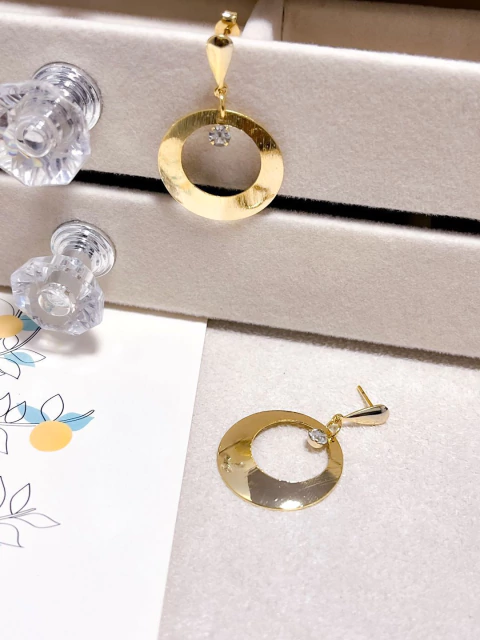 BRINCO FOLHEADO A OURO - GEOMÉTRICO