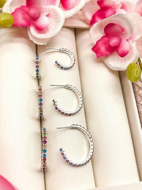 CARTELA 3 PARES DE ARGOLA CRAVEJADA FOLHEADA A PRATA - STRASS COLORS