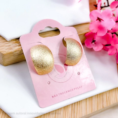 BRINCO FOLHEADO A OURO TEXTURIZADO