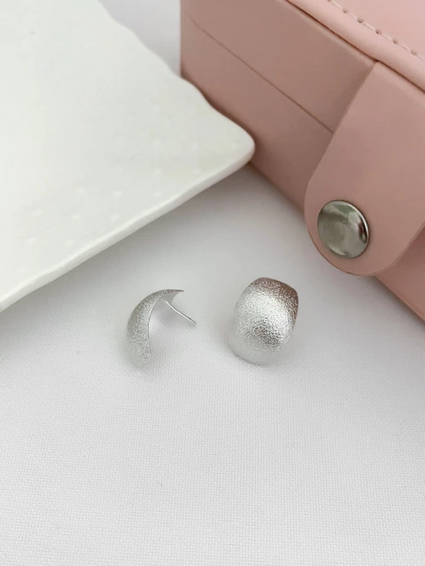 BRINCO FOLHEADO A PRATA TEXTURIZADO