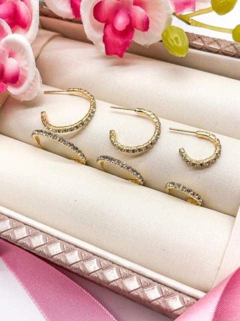 CARTELA 3 PARES DE ARGOLA CRAVEJADA FOLHEADA A OURO - STRASS CRISTAL