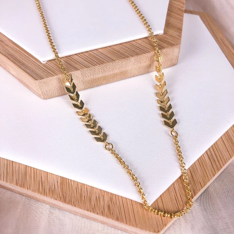 COLAR LONGUINHO FOLHEADO DOURADO - SETA ESCAMA