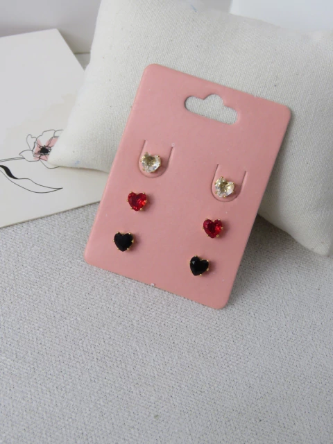 BRINCO CARTELA FOLHEADO A OURO - TRIO CORAÇÃO ZIRCONIA CRISTAL/VERMELHO/PRETO