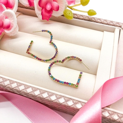 BRINCO ARGOLA FOLHEADA DOURADA CORAÇÃO - STRASS COLORIDO