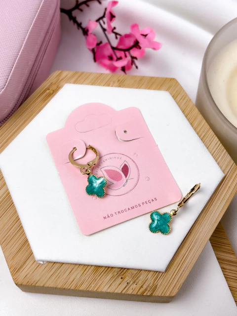 BRINCO ARGOLINHA FOLHEADO A OURO - TREVO DUPLA FACE ESMALTADO VERDE