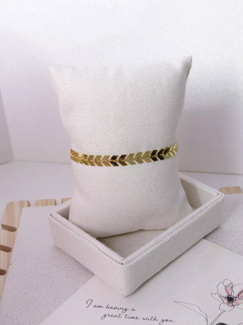 PULSEIRA FOLHEADA DOURADA - SETA / ESCAMA