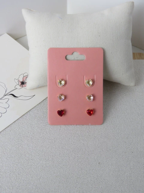 BRINCO CARTELA FOLHEADO A OURO - TRIO CORAÇÃO ZIRCONIA CRISTAL/VERMELHO/ROSA