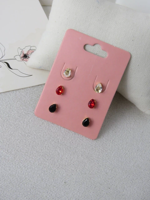 BRINCO CARTELA FOLHEADO A OURO - TRIO GOTINHA ZIRCONIA CRISTAL/VERMELHO/PRETO