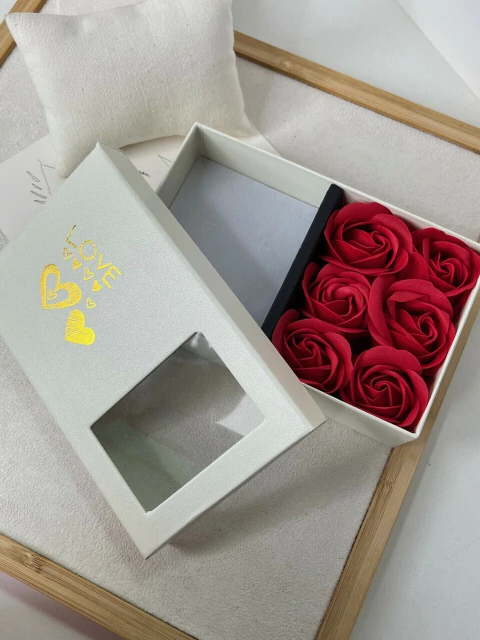 CAIXINHA PARA PRESENTE JOIAS BIJUTERIAS 15X9 LOVE COM FLOR LUXO - OFF WHITE