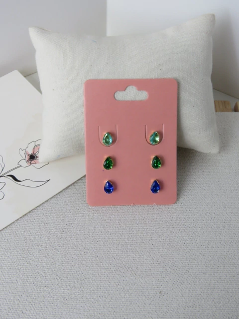 BRINCO CARTELA FOLHEADO A OURO - TRIO GOTINHA ZIRCONIA VERDE CLARO/ESMERALDA/AZUL ESCURO