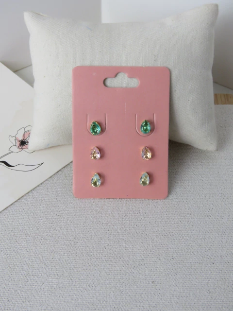 BRINCO CARTELA FOLHEADO A OURO - TRIO GOTINHA ZIRCONIA VERDE CLARO/CRISTAL/ACQUA