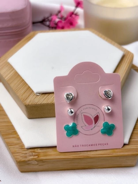 BRINCO TRIO FOLHEADO A PRATA - CORAÇÃO BOLINHA E TREVO ESMALTADO VERDE